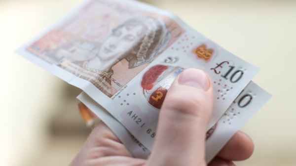 Sticker hologram dapat mencegah pemalsuan produk yang dilakukan oleh pihak tidak bertanggung jawab salah satunya pada pemasar gelap.